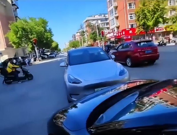 顺策略 十字路口两车“顶牛”引发拥堵，一司机拍视频“曝光” 对方自称公安；丹东公安：正核实了解